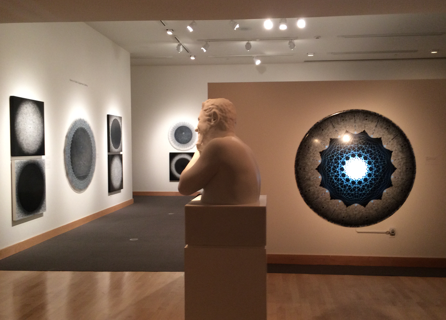 Carol Prusa 卡蘿．普魯莎 ｜美國佛羅里達博卡拉頓藝術博物館呈獻「卡蘿．普魯莎：黑暗之光」