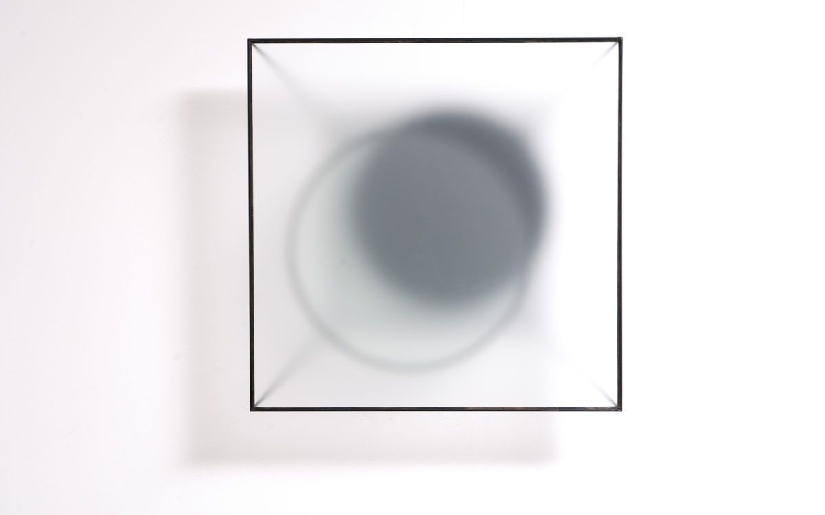 Reinoud Oudshoorn 雷諾・奧德霍恩｜D-20｜65 x 65 x 16 cm ｜2020｜Steel and frosted glass