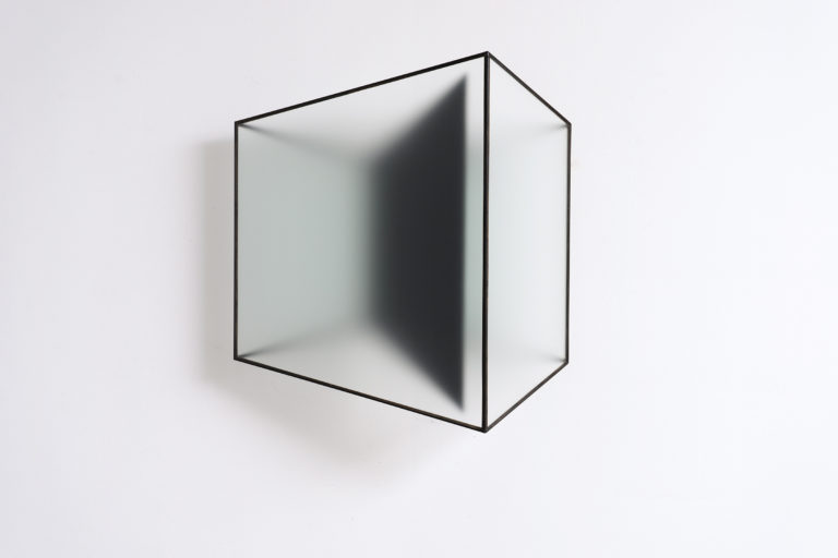 Reinoud Oudshoorn｜L-20｜2020｜64 x 61 x 22 cm｜ Steel and frosted glass